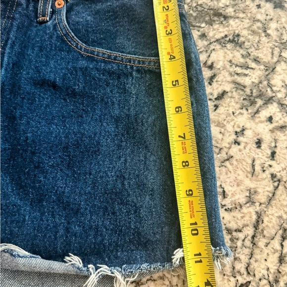 Levi’s Denim Dark Wash Blue Jean Cutoffs  Shorts Women’s Size 32 euc - Picture 4 of 11